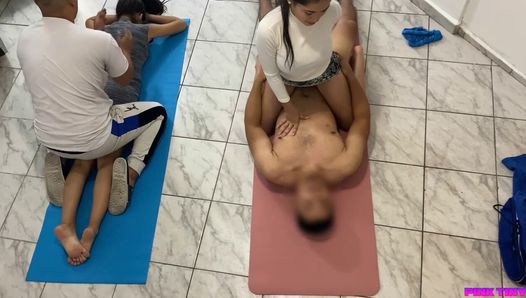 Massage cho một cặp vợ chồng Vợ xinh đẹp của anh ta bị khách hàng đụ và chồng mọc sừng không thể làm gì