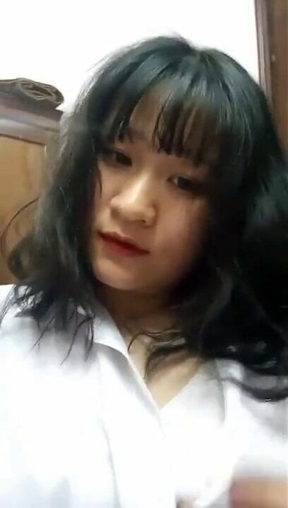 18 year old girl showing her cunt